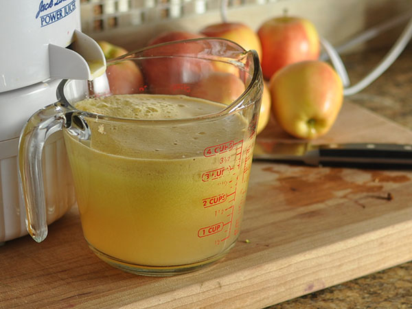 Come preparare il succo di mela per l'inverno