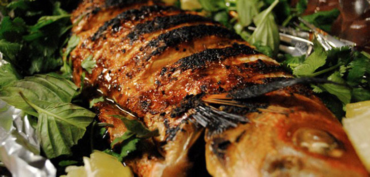 Pesce al forno nel forno sotto la tenera salsa