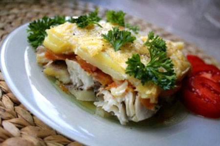 Pesce al forno nel forno sotto la tenera salsa