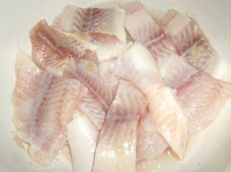 Pesce al forno nel forno sotto la tenera salsa