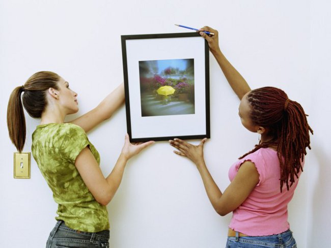 Come appendere una foto su un muro