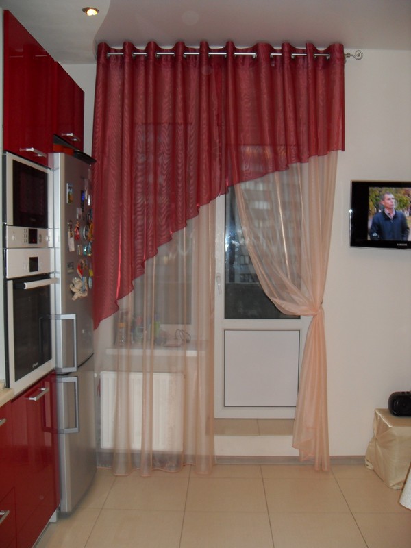 Tende moderne in cucina con una foto