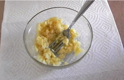 Alzati la banana Risciacquare accuratamente la banana con una forchetta