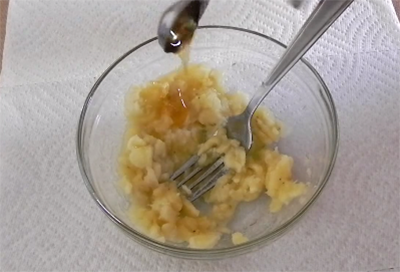 Aggiungi miele Aggiungi alla massa risultante di miele e mescola