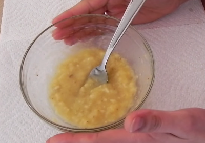 Applicare la massa sulle mani Applicare con attenzione la miscela sul dorso delle mani