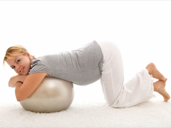 Ginnastica efficace per donne incinte su fitball