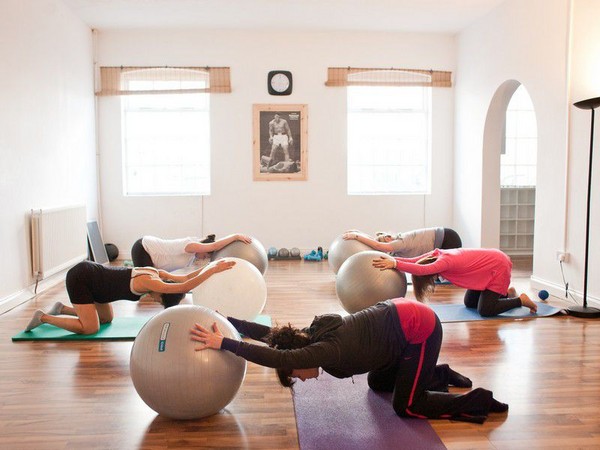 Ginnastica efficace per donne incinte su fitball