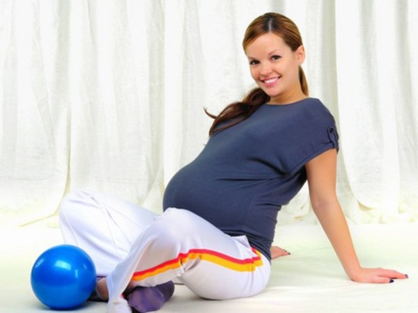 Ginnastica efficace per donne incinte su fitball