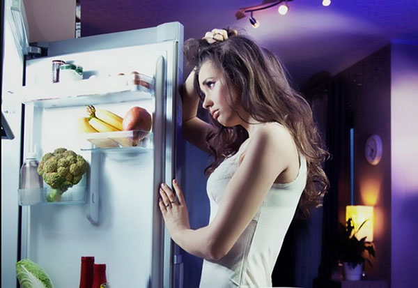 Come mangiare e rimanere sottili: i segreti di una cena tardiva