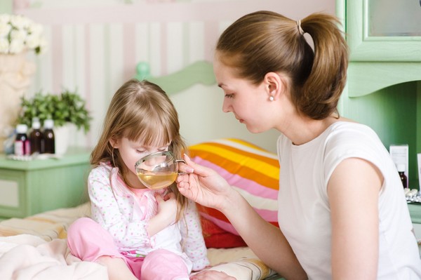 Come calmare la tosse in un adulto e un bambino: trattamento a casa