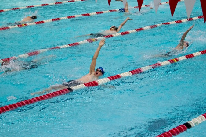 Nuoto in piscina