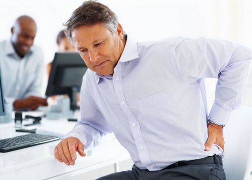 Come possono le persone alleviare la sofferenza con la sciatica con l'aiuto di metodi popolari?