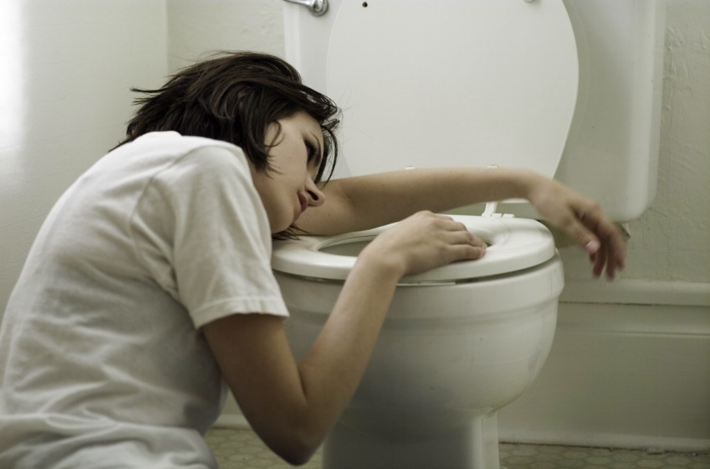 una donna vicino alla toilette